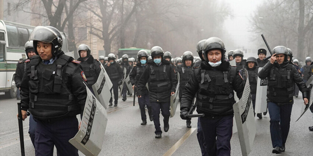 Перестрелка с участниками беспорядков в Алма-Ате попала на видео