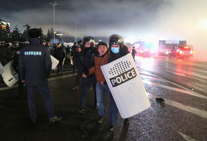 Policisti Kazahstānā aiztur protestētāju.