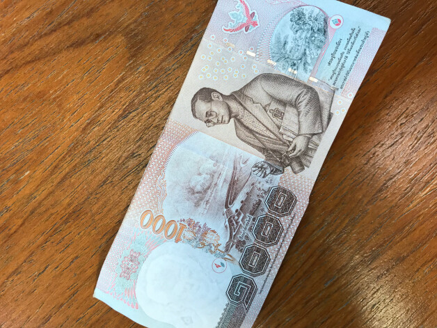 Rakstīt uz Taizemes banknotēm ir krimināli sodāmi.
