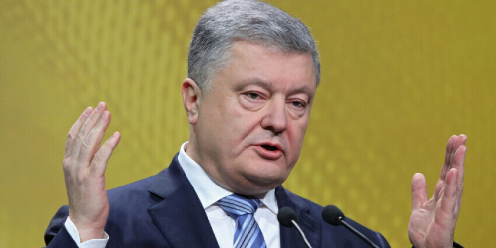 Porošenko atrodas ārzemēs un plāno atgriezties Ukrainā 17.janvārī, vēsta ziņu aģentūra "Ukrinform".