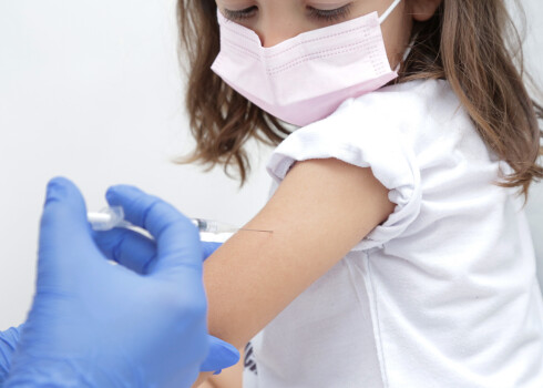 Mazāko bērnu potēšanu pret Covid-19 apgrūtina lielais vakcīnas devu skaits vienā flakonā
