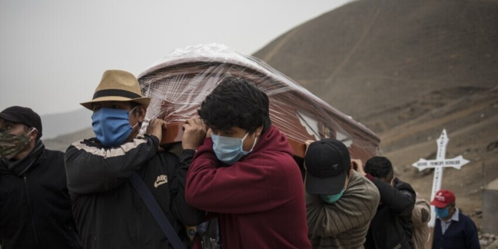 В Перу из-за пандемии осиротели почти 100 000 детей