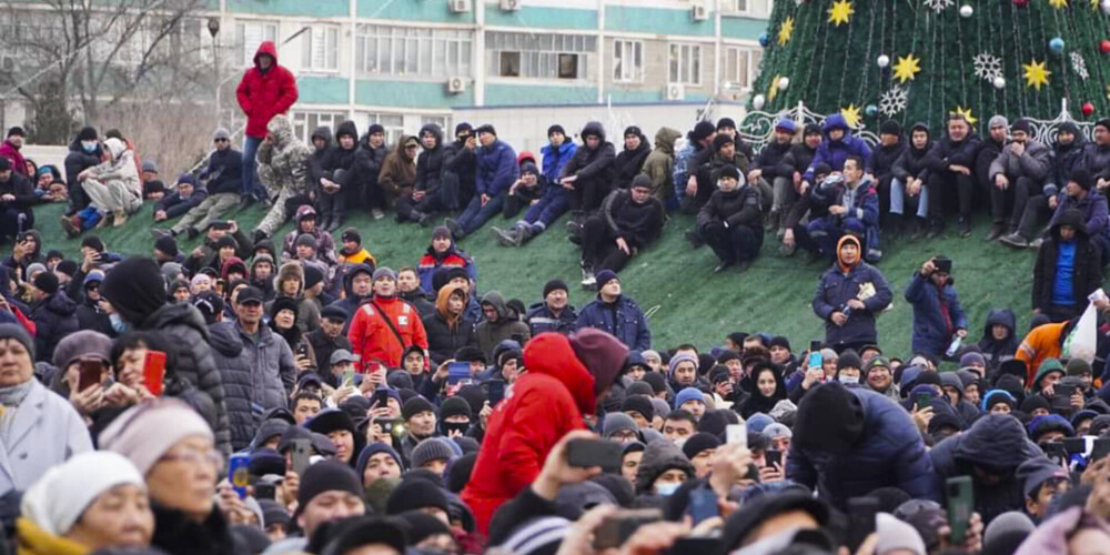 Izdevums "Orda.kz", atsaucoties uz saviem avotiem, piektdien vēsta, ka Nazarbajevs kopā ar meitām un viņu ģimenēm valsti pametis.