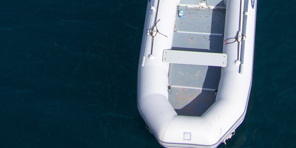 Atbrīvotie pirāti tika iesēdināti nelielā gumijas laiviņā.