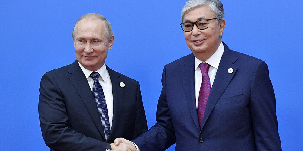  Krievijas prezidents Vladimirs Putins un viņa kazahu kolēģis Kasims Žomarts Tokajevs vienojušies uzturēt pastāvīgus sakarus.