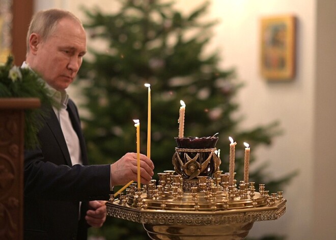 2022. gada 6. janvāra vakarā Krievijas prezidents cēlā vientulībā pozēja savā mājas baznīcā, tautai apliecinādams, ka izpilda Ziemassvētku rituālus.