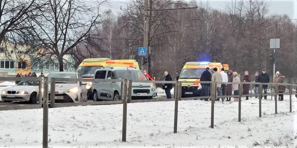 Šausminoša avārija Pļavniekos: piedzēries šoferis uz pārejas notriec ģimeni un aizbēg; divi cietušie nogādāti slimnīcā