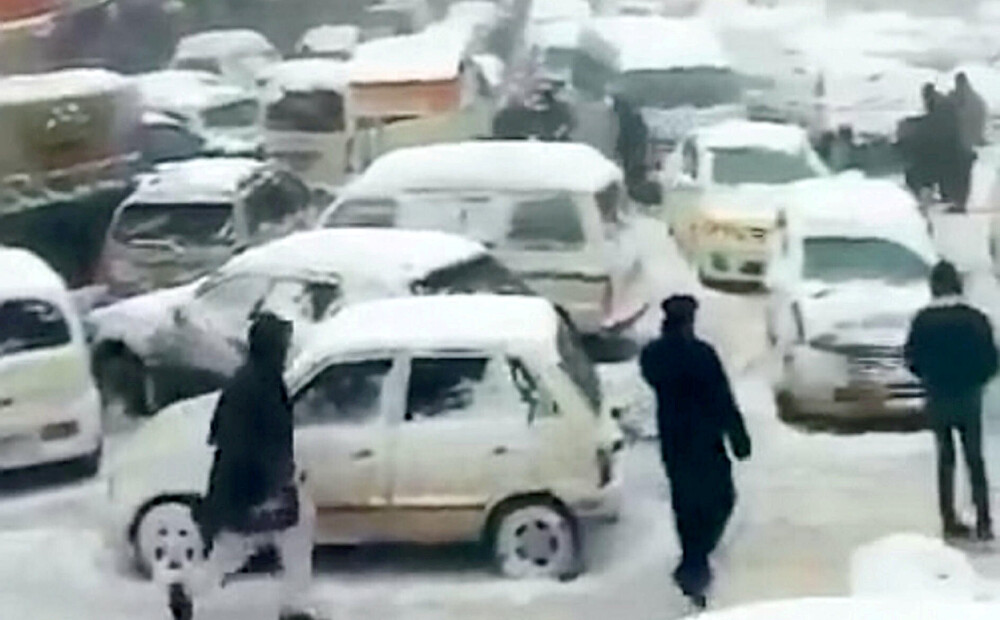 Arī sastrēgumi var būt nāvējoši. Pakistānā savās automašīnās nomirst 22 cilvēki