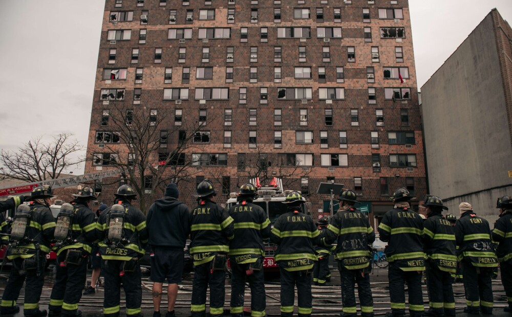 Katastrofa Ņujorkā: ugunsgrēkā daudzstāvu namā gājuši bojā 19 cilvēki, tostarp deviņi bērni