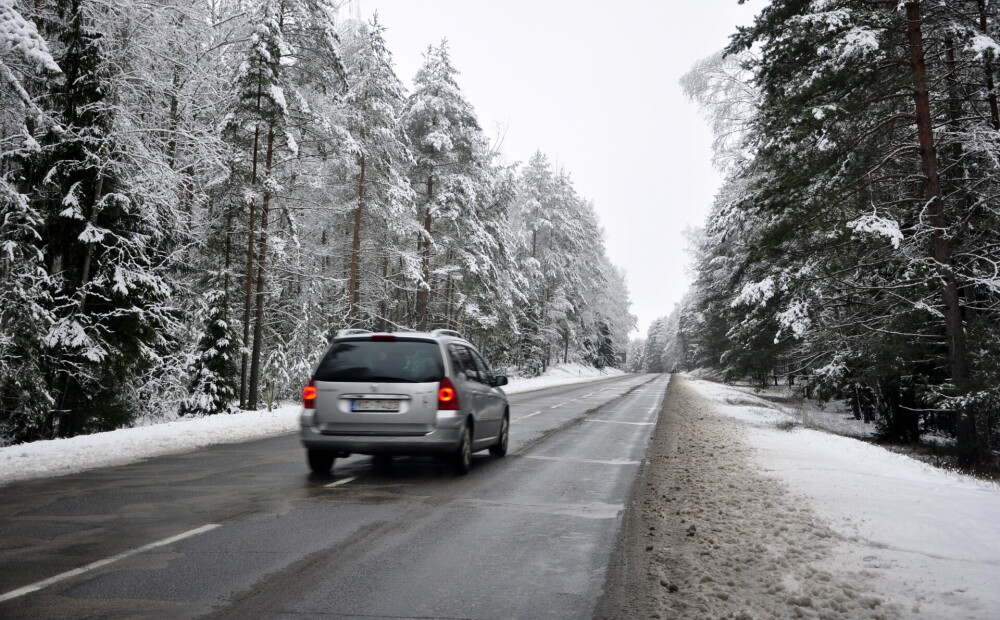 Šorīt sniegs un apledojums apgrūtina braukšanu vietām Kurzemē un Vidzemē