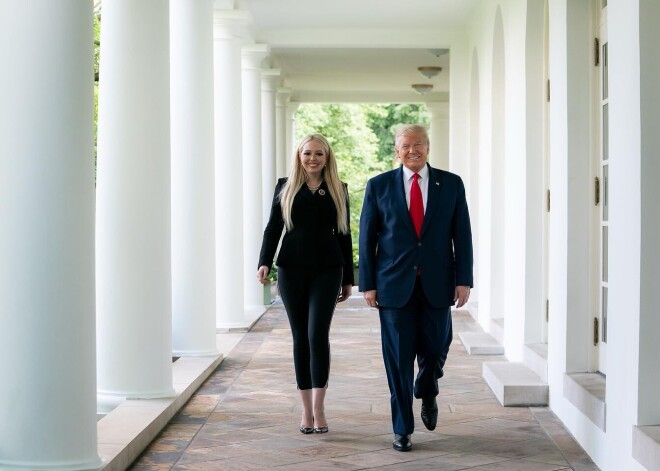 Располневшая дочь Трампа обтянула ноги колготками в сетку