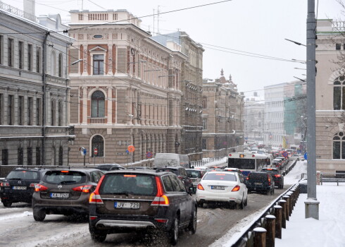 Gaisa kvalitātes uzlabošanai Rīgā automašīnu skaitam centrā būtu jāsamazinās par 20%