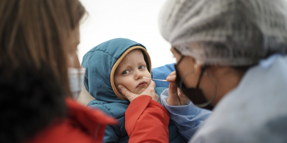 Ārsti ASV novērojuši tikai omikrona paveidam raksturīgu simptomu, kas izpaužas maziem bērniem