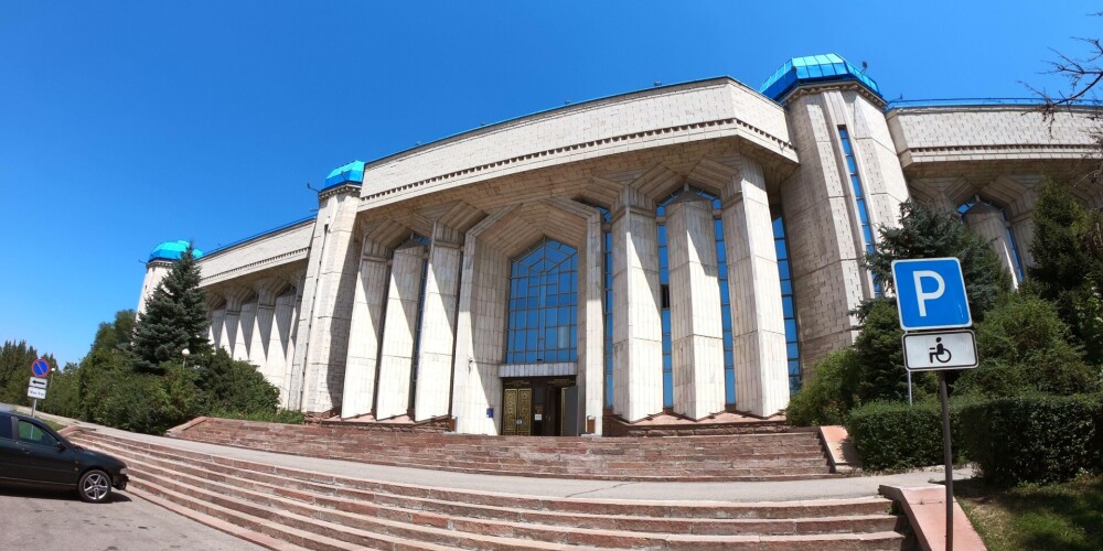 "Помогли духи древних воинов": сотрудница музея в Казахстане остановила мародеров, пришедших за мечами гуннов