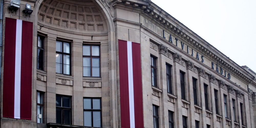 Latvijas Radio māja svētku rotā pirms Latvijas Republikas proklamēšanas 103.gadadienas.