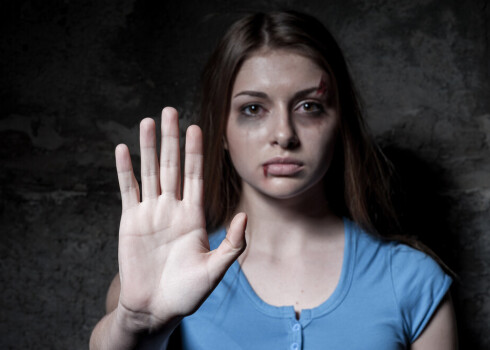 Varmāka grib, lai tu klusē: arvien vairāk sieviešu Latvijā meklē palīdzību, jo cieš no vardarbības ģimenē