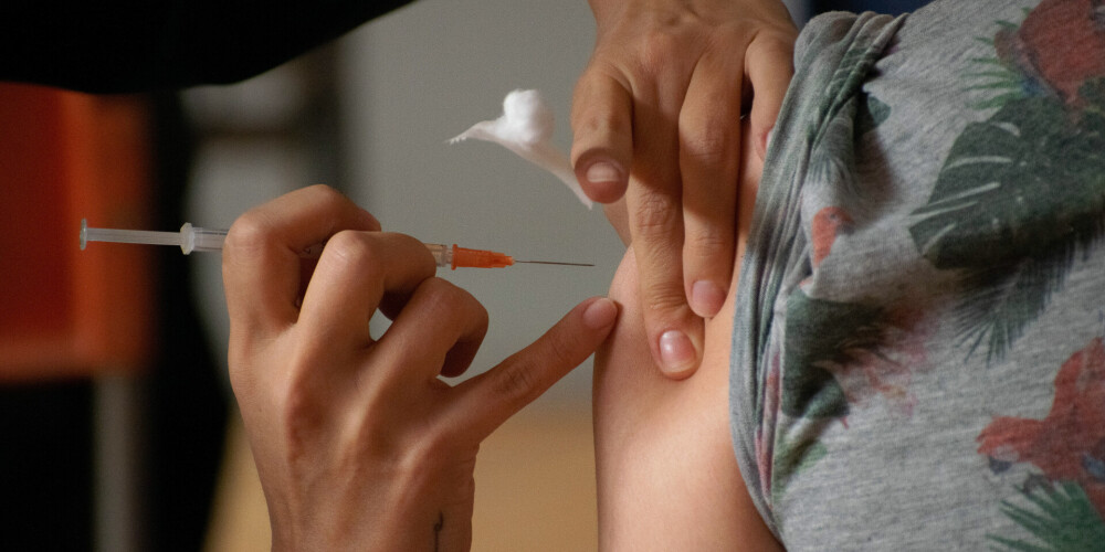 "Pfizer" vakcīna pret koronavīrusa omikrona paveidu varētu būt gatava martā