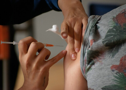 "Pfizer" vakcīna pret koronavīrusa omikrona paveidu varētu būt gatava martā