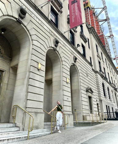 “Mūziklu aktrisei ir jābūt patiesai un ļoti jāmīl tas, ko dara. Šī profesija noteikti nav tā vieglākā, un konkurence ir ļoti iespaidīga, taču, ja atceras lielo mērķi – izstāstīt stāstu un likt skatītājam just kaut ko ārpus ikdienas emociju gammas –, tad tas noteikti ir tā vērts,” saka Emīlija.