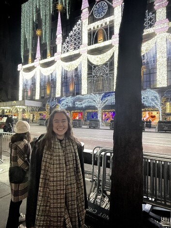 “Mūziklu aktrisei ir jābūt patiesai un ļoti jāmīl tas, ko dara. Šī profesija noteikti nav tā vieglākā, un konkurence ir ļoti iespaidīga, taču, ja atceras lielo mērķi – izstāstīt stāstu un likt skatītājam just kaut ko ārpus ikdienas emociju gammas –, tad tas noteikti ir tā vērts,” saka Emīlija.