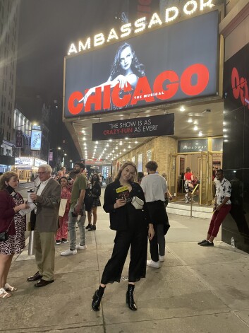 “Mūziklu aktrisei ir jābūt patiesai un ļoti jāmīl tas, ko dara. Šī profesija noteikti nav tā vieglākā, un konkurence ir ļoti iespaidīga, taču, ja atceras lielo mērķi – izstāstīt stāstu un likt skatītājam just kaut ko ārpus ikdienas emociju gammas –, tad tas noteikti ir tā vērts,” saka Emīlija.