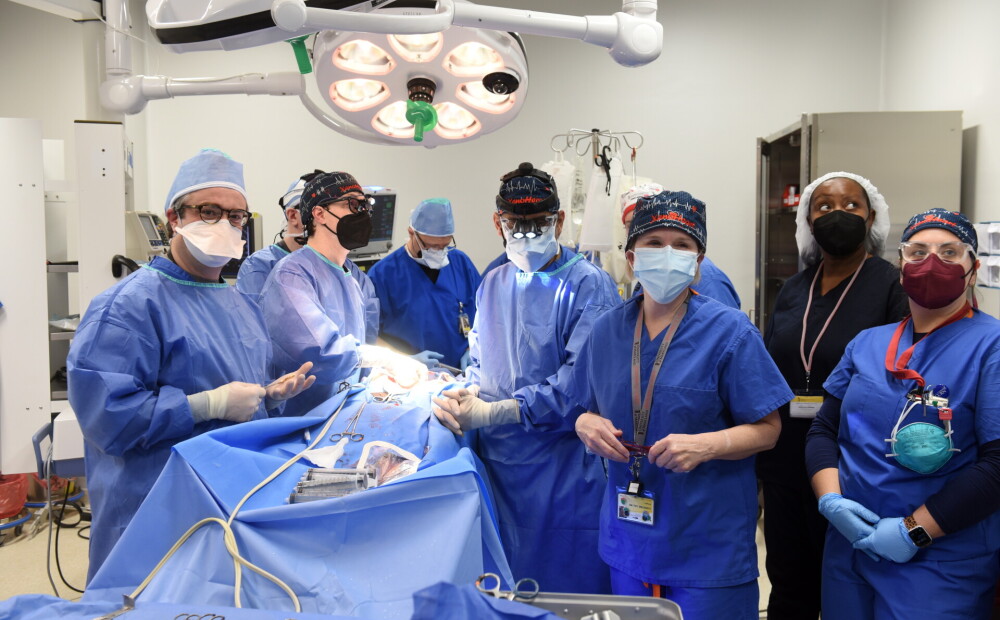 Vēsturiska diena medicīnā: ASV ķirurgi pirmo reizi cilvēkam veiksmīgi pārstādījuši cūkas sirdi