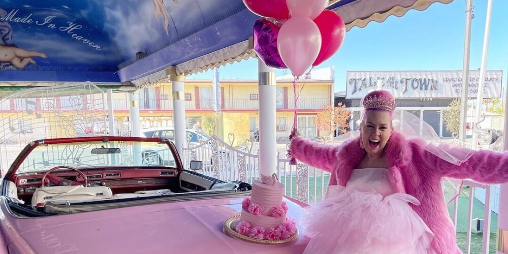 Фламинго в мире голубей: американка вышла замуж за розовый цвет