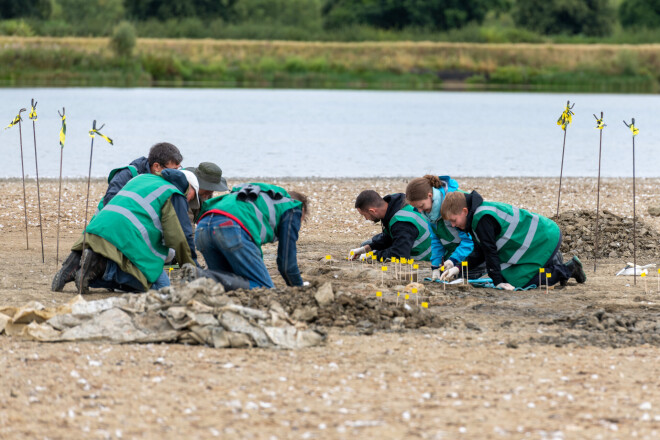 Paleontologi darbojas pie Rutlendas ūdens rezervātā atrastās fosilijas.