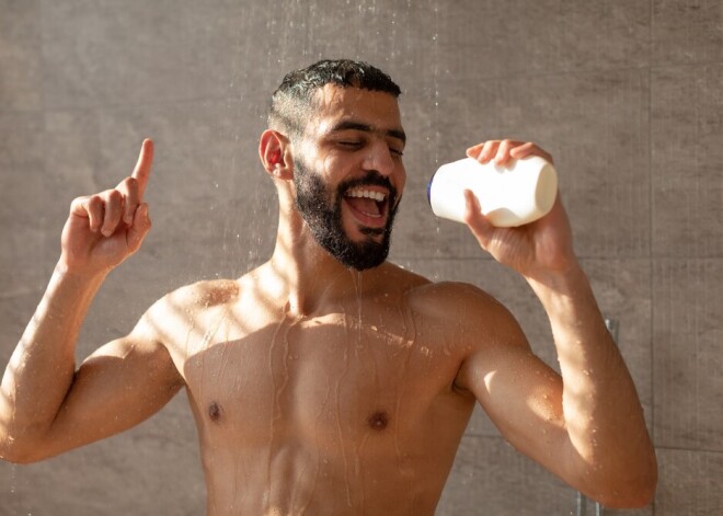 Там голос звучит лучше: почему пение в ванной оказалось очень полезно для здоровья?