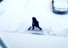 Kanādiešu politiķis publicēja bildi, kurā redzams, kā sieva pēc nakts maiņas slimnīcā šķūrē sniegu