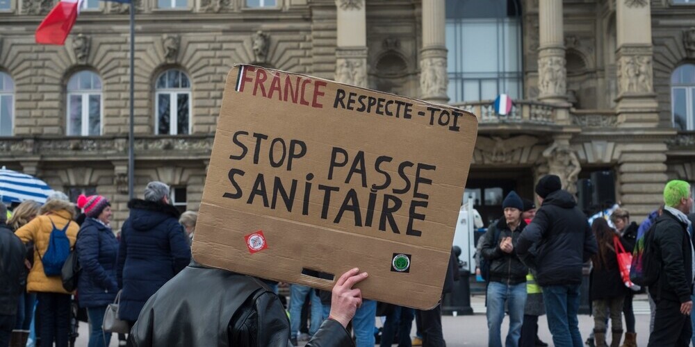 Во Франции непривитым хотели запретить участвовать в общественной жизни: 100 000 протестующих вышли на улицы
