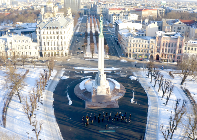 Šodien ar dziesmu “Rīga dimd!” Rīgas Doma kora skolas jauktā kora izpildījumā diriģenta Jurģa Cābuļa virsvadībā pie Brīvības pieminekļa tika atklāta filmas “Zeme, kas dzied” oficiālā tīmekļa vietne www.zemekasdzied.lv.