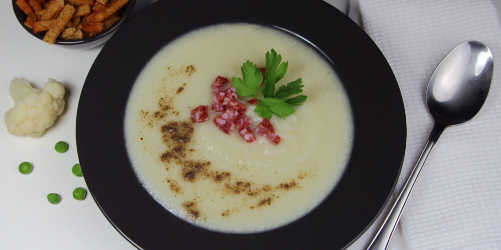 Biezā rožkāpostu un kartupeļu zupa ar ķiplokdesiņām