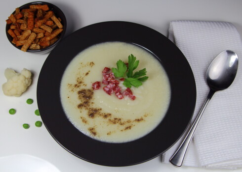 Biezā rožkāpostu un kartupeļu zupa ar ķiplokdesiņām