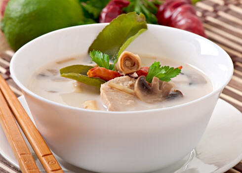 Sātīgā vistas gaļas zupa ar šampinjoniem