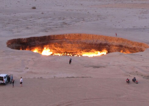 Pēc teju 50 gadu ilgas degšanas, plāno aizvērt Turkmenistānas “elles vārtus”