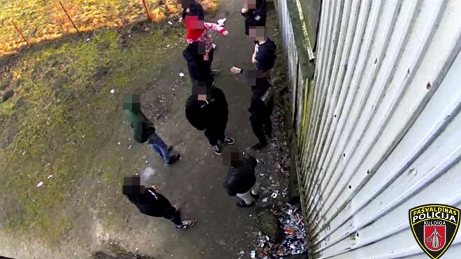 Kuldīgas pašvaldības policija, pusaudžiem nezinot, fotografē un filmē viņu “pīpmaņu saietus”.