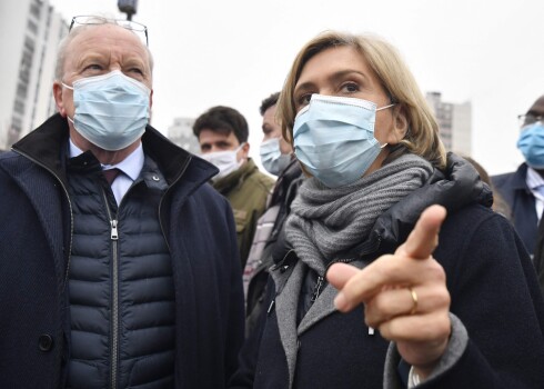 Prezidenta amata kandidāte Valērija Pekresa (pa labi)