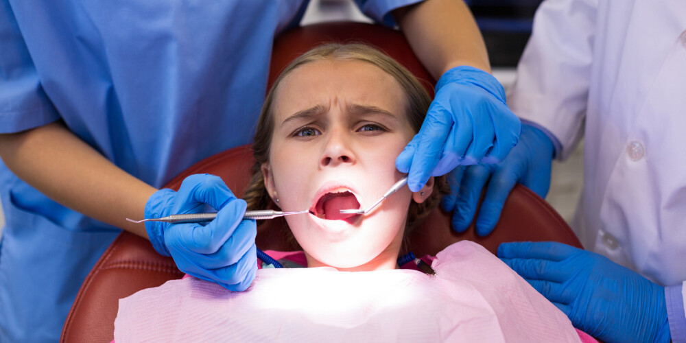 Ciest sāpes vai maksāt lielu naudu pašiem: bezmaksas zobārsts bērnam rindā jāgaida 4 (!) gadus