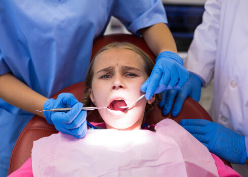 Ciest sāpes vai maksāt lielu naudu pašiem: bezmaksas zobārsts bērnam rindā jāgaida 4 (!) gadus