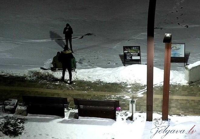 Neraugoties uz pilsētas mēra Andra Rāviņa rīkojumu, Jelgavas jaunieši, tāpat kā bļitkotāji, staigā un priecājas par atrašanos uz trauslā upju ledus (attēlā: pirmdienas vēlā vakarā jaunie jelgavnieki tīksminās par atrašanos uz aizsalušās Driksas).