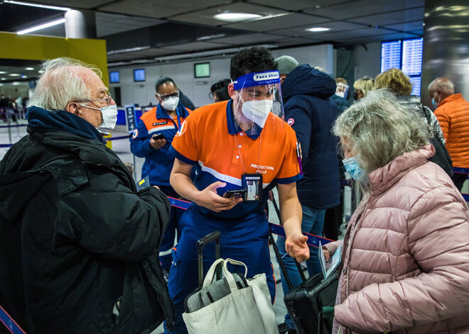 Omikrona paveida izplatība novembrī būtiski samazinājusi lidmašīnu biļešu tirdzniecību