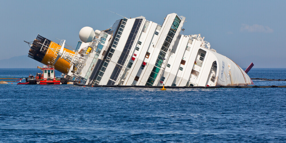Costa Concordia - самое большое в истории пассажирское судно, потерпевшее крушение. Капитан бросил людей на произвол судьбы