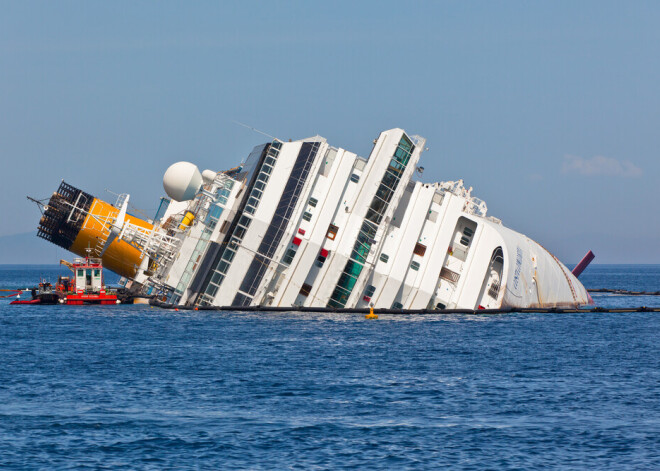 Costa Concordia - самое большое в истории пассажирское судно, потерпевшее крушение. Капитан бросил людей на произвол судьбы
