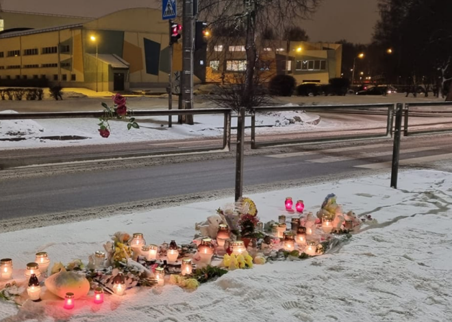 Pļavniekos noliek ziedus vietā, kur nāvējoši notrieca astoņus gadus veco meiteni