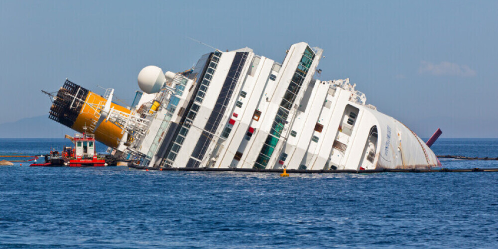 "Costa Concordia" - vēsturē lielākā pasažieru kuģa katastrofa. Kapteinis pameta cilvēkus likteņa varā