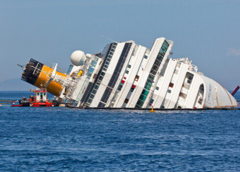 "Costa Concordia" - vēsturē lielākā pasažieru kuģa katastrofa. Kapteinis pameta cilvēkus likteņa varā