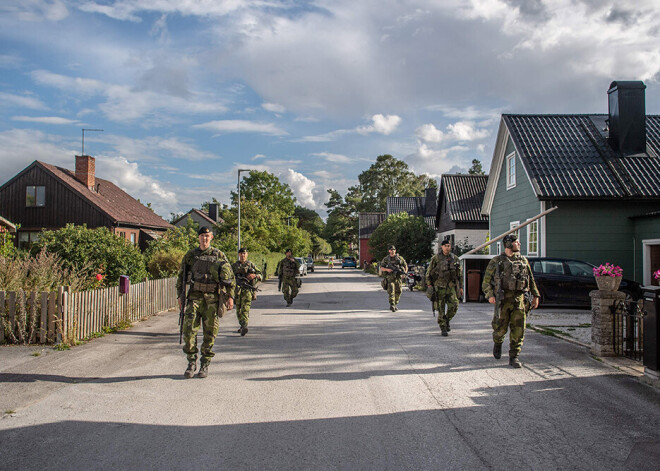 Zviedrijas karavīri patrulē  ciemata ielas uz Gotlandes salas.