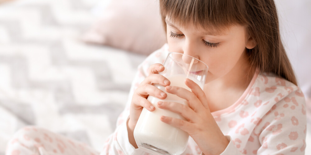 Kāpēc pēc glāzes piena var labāk gulēt?
