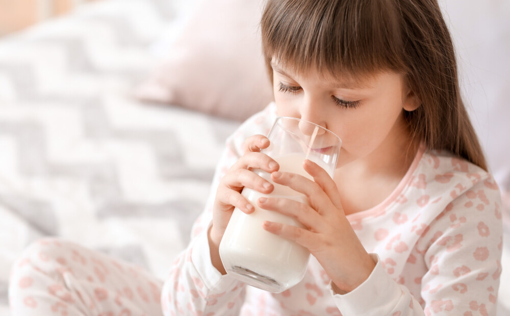 Kāpēc pēc glāzes piena var labāk gulēt?